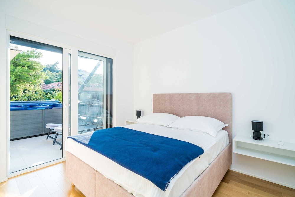 Apartment (Three Bedroom Apartment With Hot Tub)