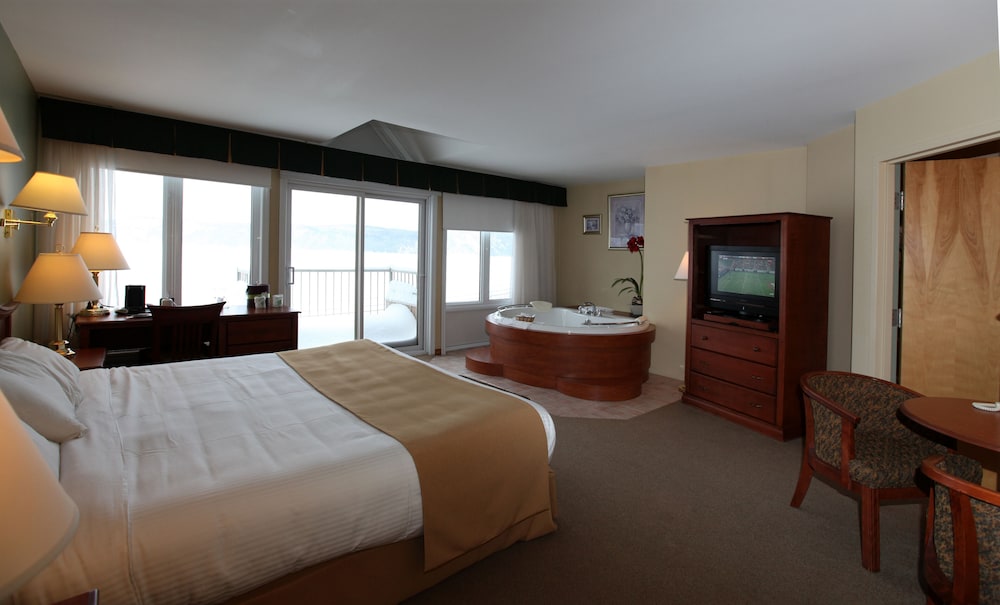 Classic Suite, 1 King Bed, Bay View photo 1