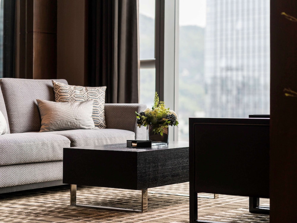 Executive Suite, 1 King Bed, Club Lounge Access