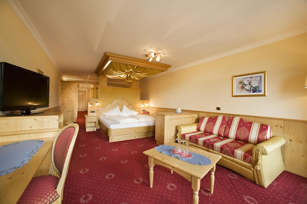 Luxury Suite, 1 Bedroom, Balcony, Mountain View