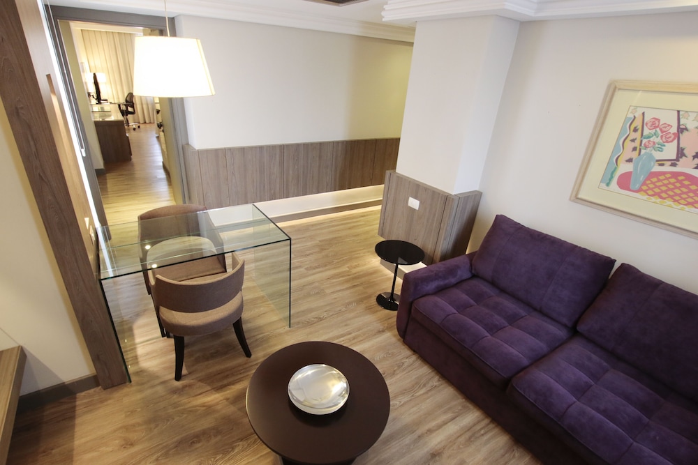 Executive Suite, 1 King Bed, Bathtub - Photo 11
