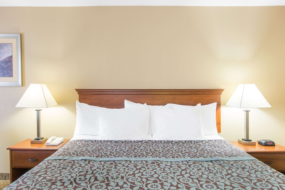 Standard Room, 1 King Bed - Photo 1