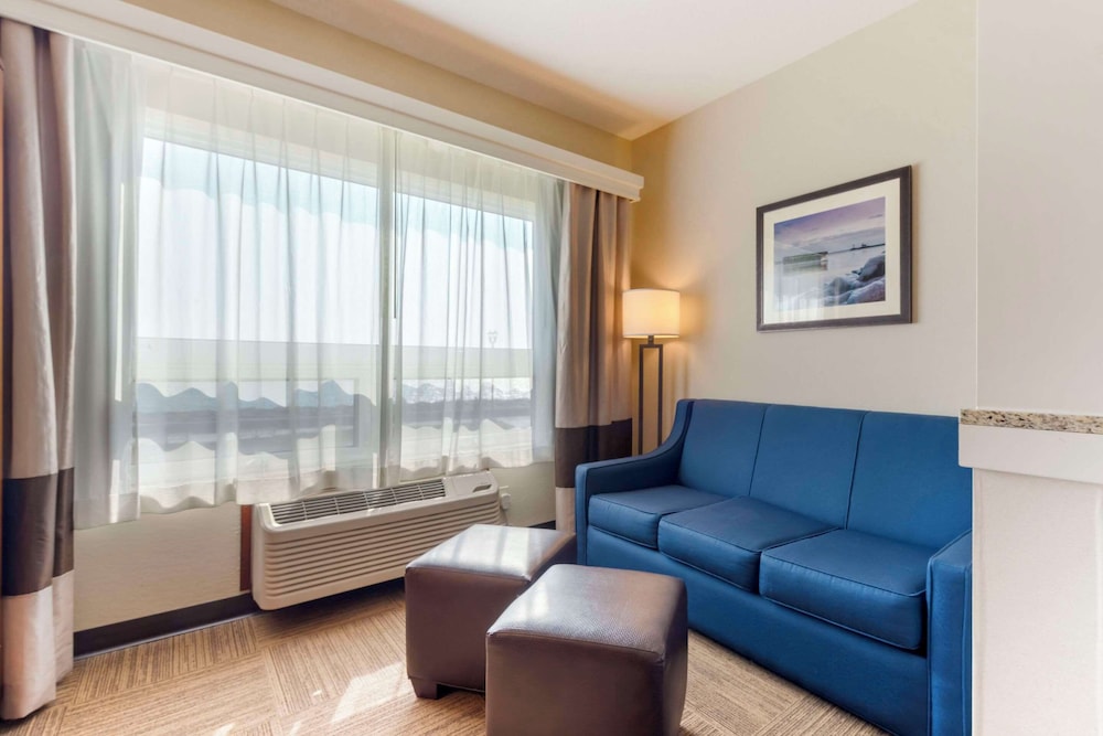 Standard Lakeview Queen Suite