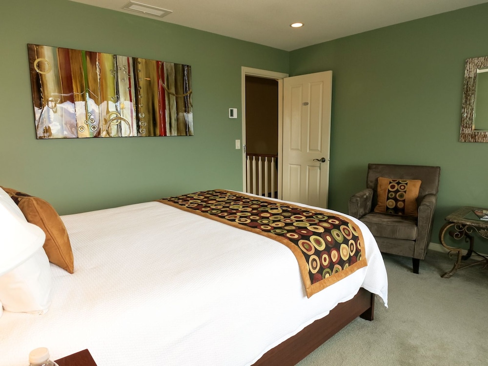 Suite, 1 Queen Bed, Non Smoking, Lake View photo 3