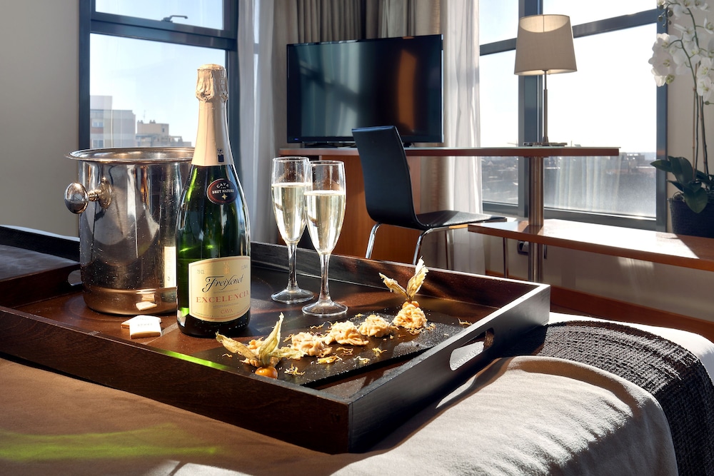 Romantic Room (Cava bottle + chocolates)