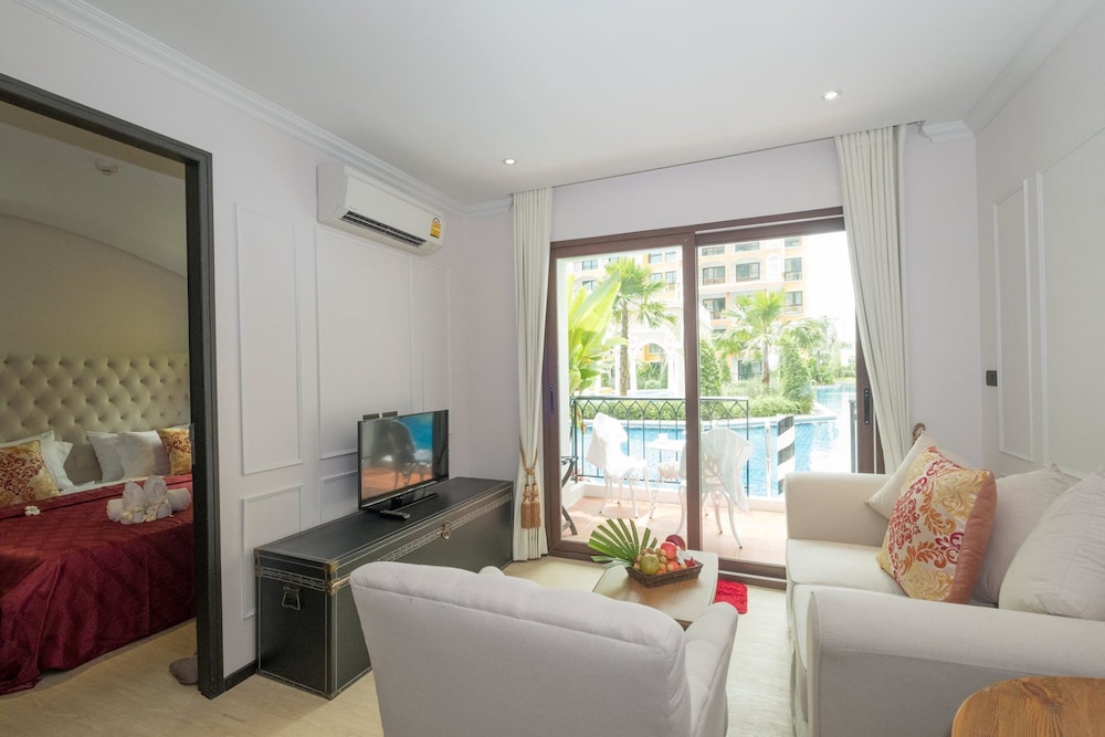 Deluxe Room with Pool Access