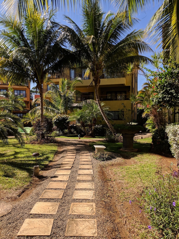 Luxury Suite, 1 King Bed, Partial Sea View, Courtyard Area photo 2