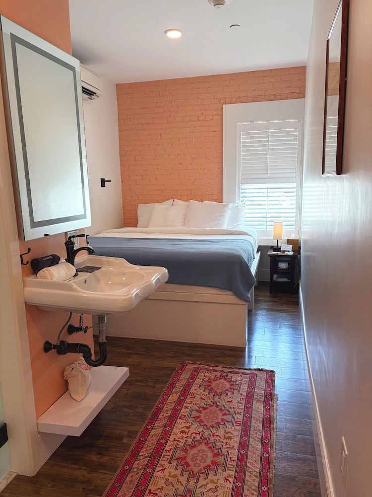 Standard Room (King Quarters)