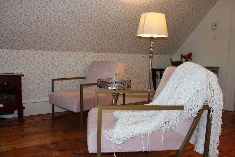 Classic Room, 1 Queen Bed, City View (Joyeuse) photo 3