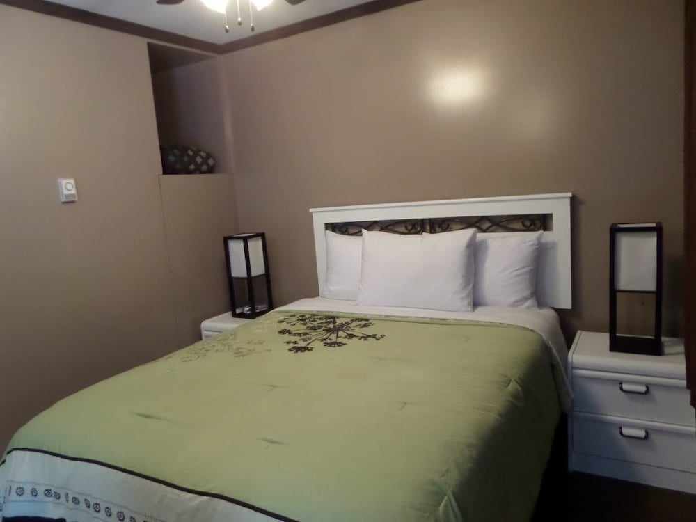 Room, 1 Queen Bed photo 1