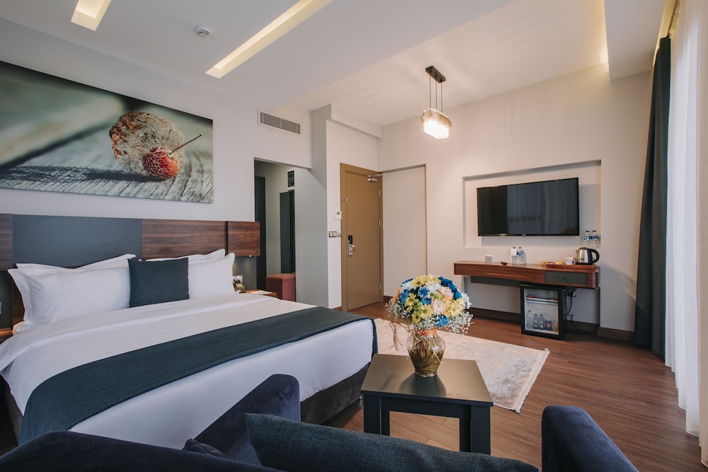 Deluxe Suite with Balcony and Sea view - Photo 1