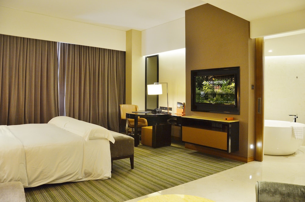 Deluxe Suite, 1 King Bed - Photo 6