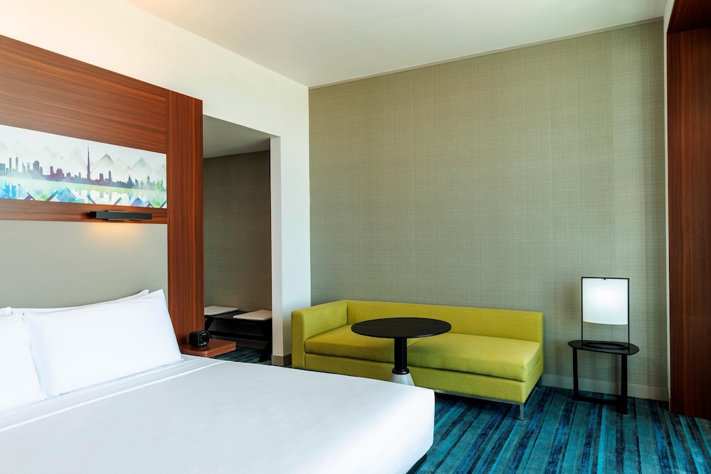 Savvy Suite King (Living Room + Two Bathrooms + Shuttle to Metro & Al Maktoum International Airport) photo 1