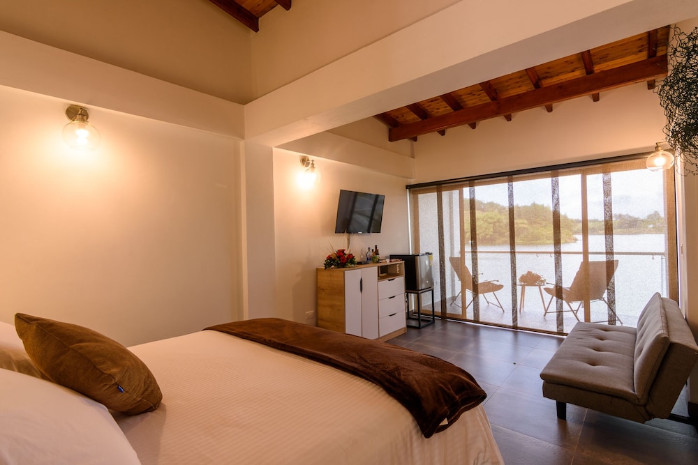 Premium Room, 1 Queen Bed with Sofa bed photo 2