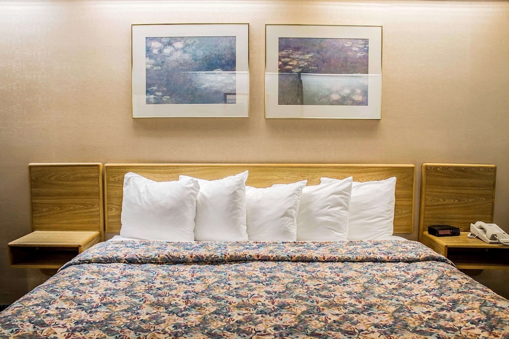 Room, 1 Queen Bed, Non Smoking - Photo 8
