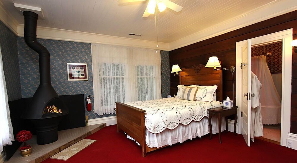Room, 1 Queen Bed, Hill View photo 2