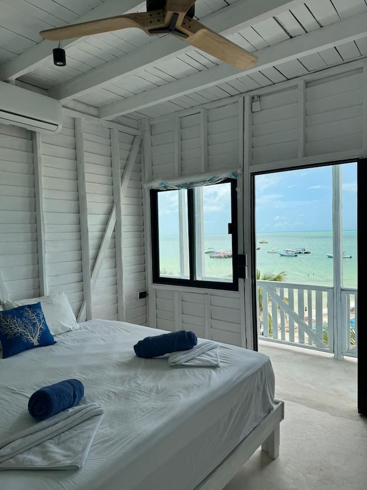 Deluxe Room, 1 King Bed, Beachside photo 3