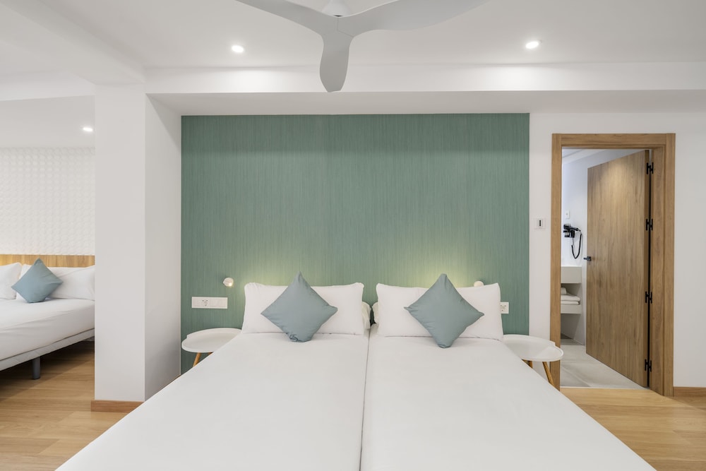 Superior Quadruple Room, Pool Access photo 2