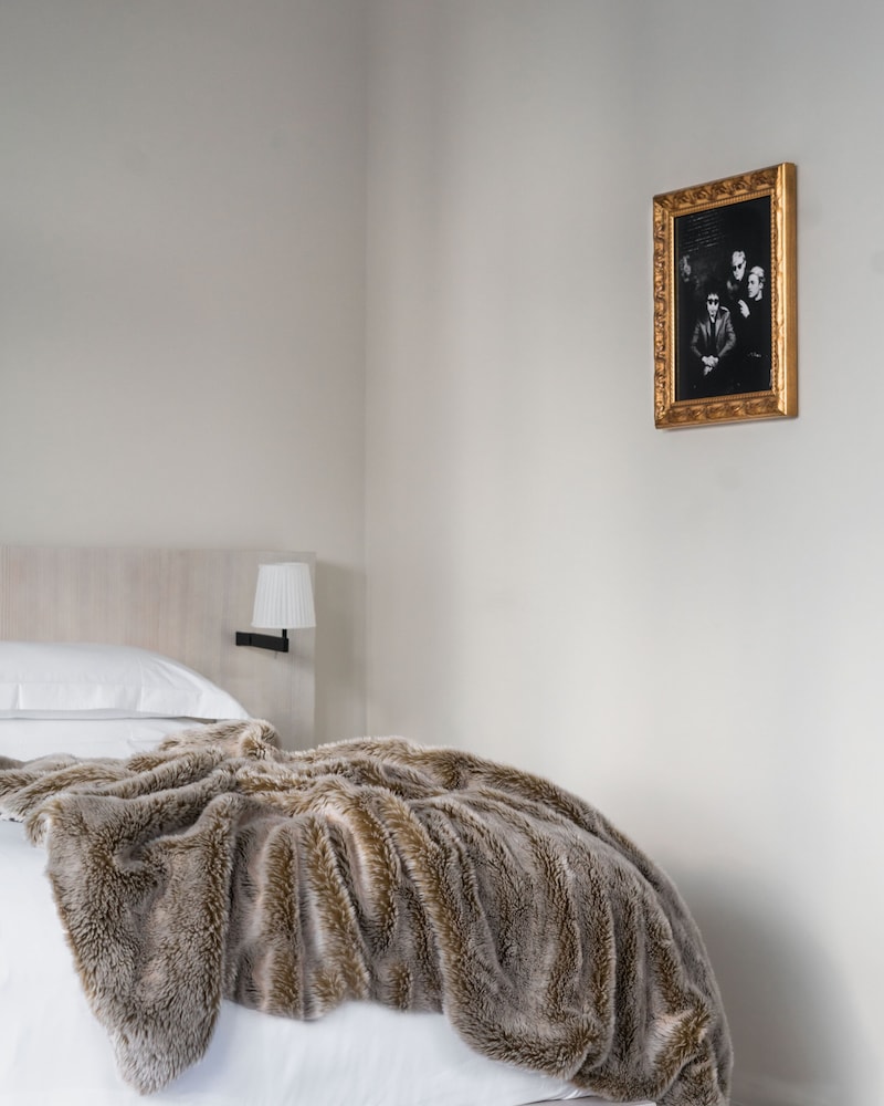 Premier Room, 1 King Bed (Mobility Accessible, Roll-In Shower) thumbnail 6