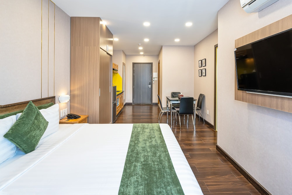 Basic Studio, 1 Queen Bed, Non Smoking, City View photo 3