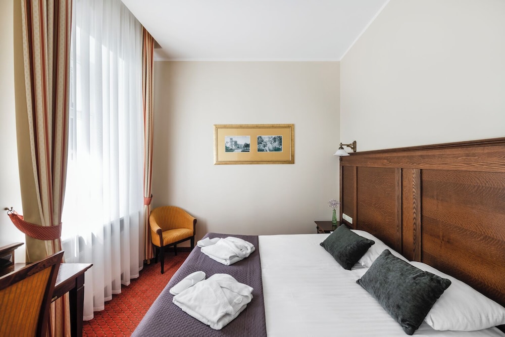 Standard Double or Twin Room, 1 Double or 2 Twin Beds, City View photo 2