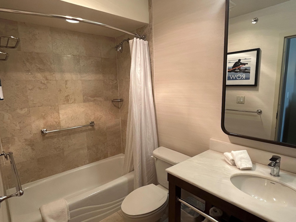 Standard Room, 1 King Bed, Non Smoking (Shower Only) - Photo 2