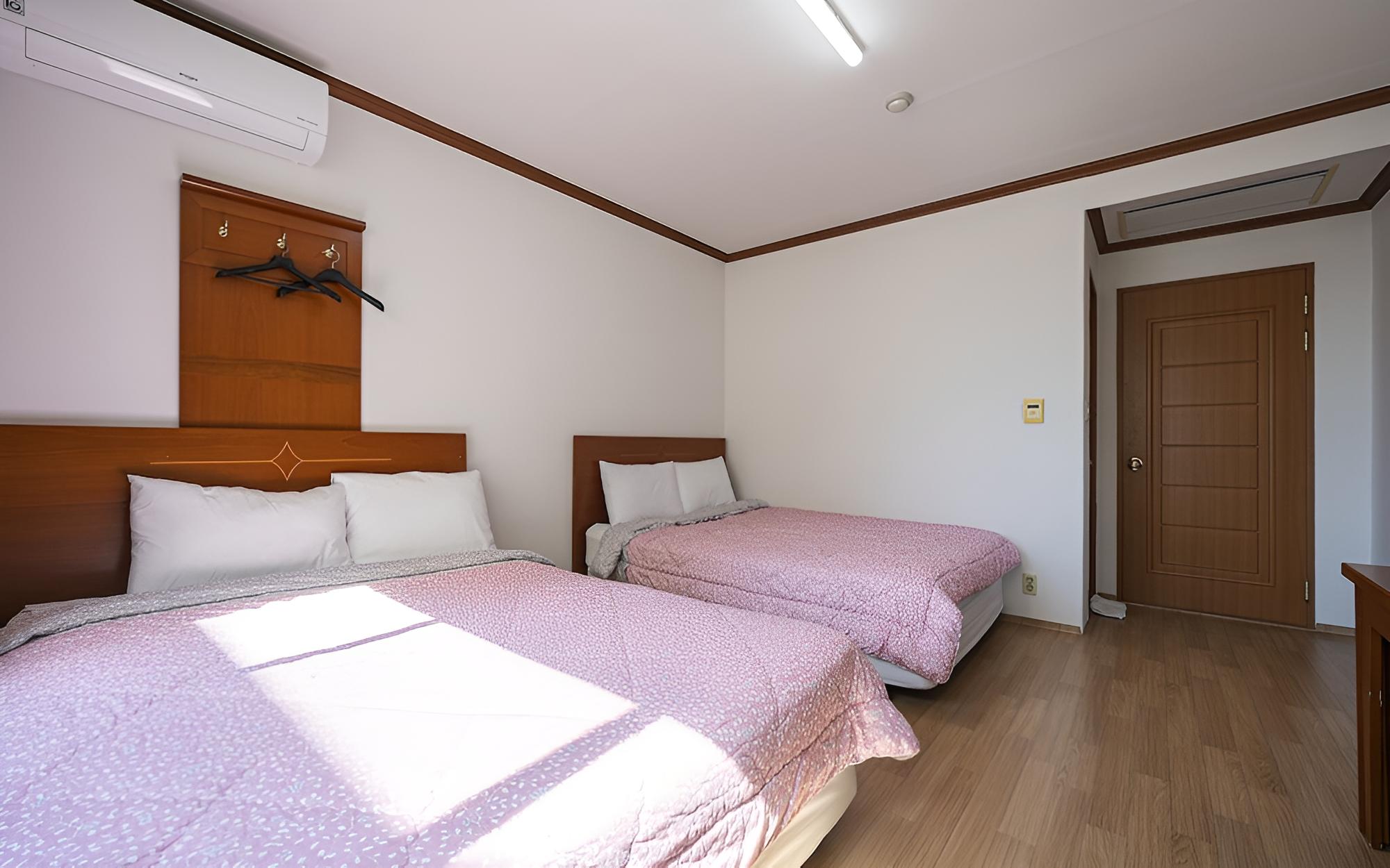 Room (Twin) - Photo 2