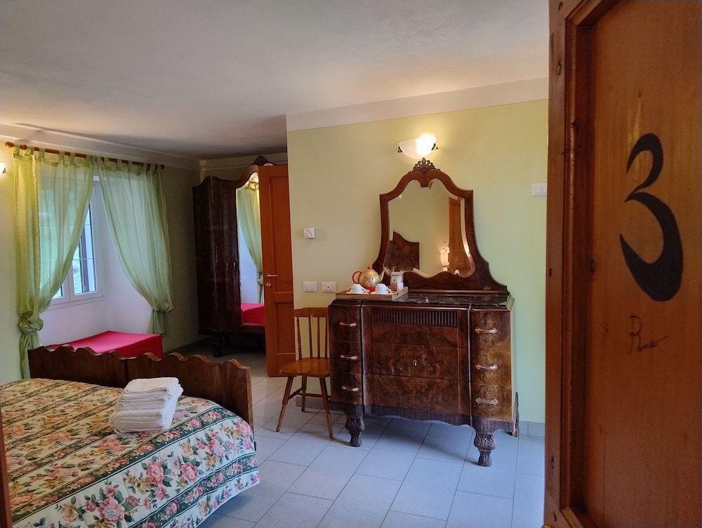 Traditional Double Room, Balcony, Partial Lake View photo 3