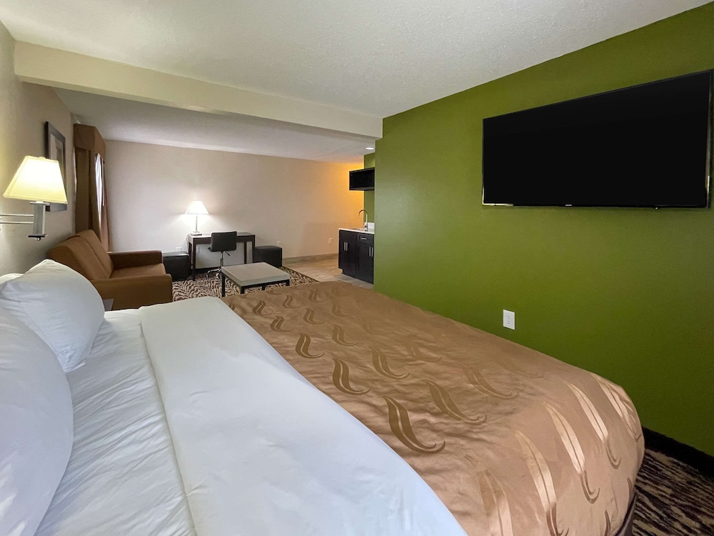 Suite, 1 King Bed, Non Smoking (Upgrade) - Photo 3