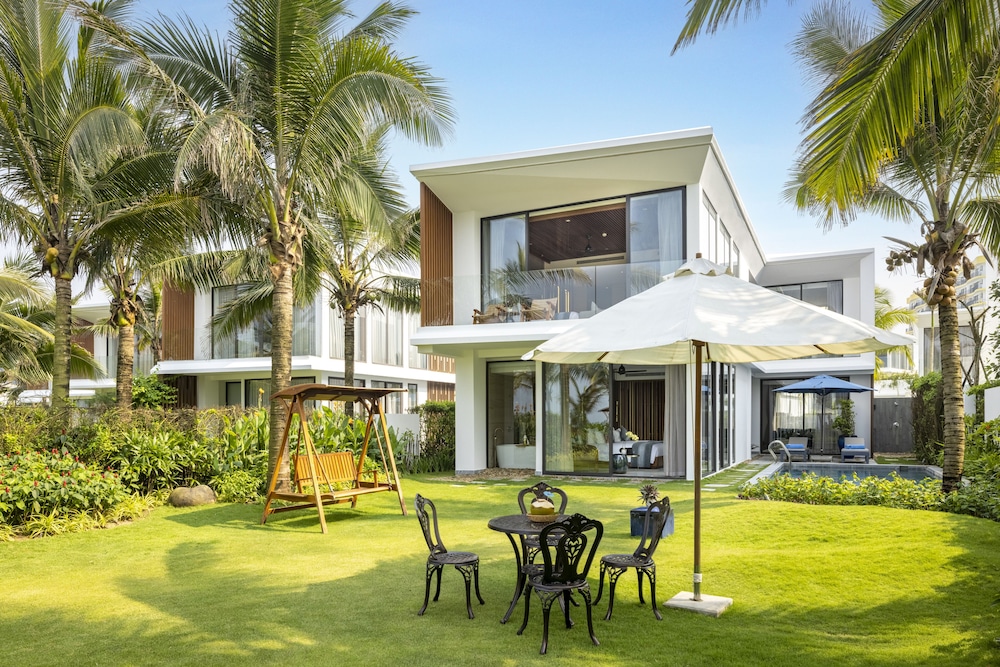 3-Bedroom Beachfront Pool Villa - Photo 5