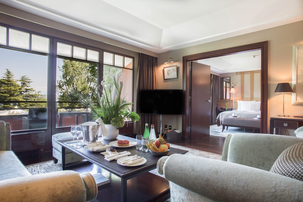Suite, 1 King Bed (Lake) - Photo 1