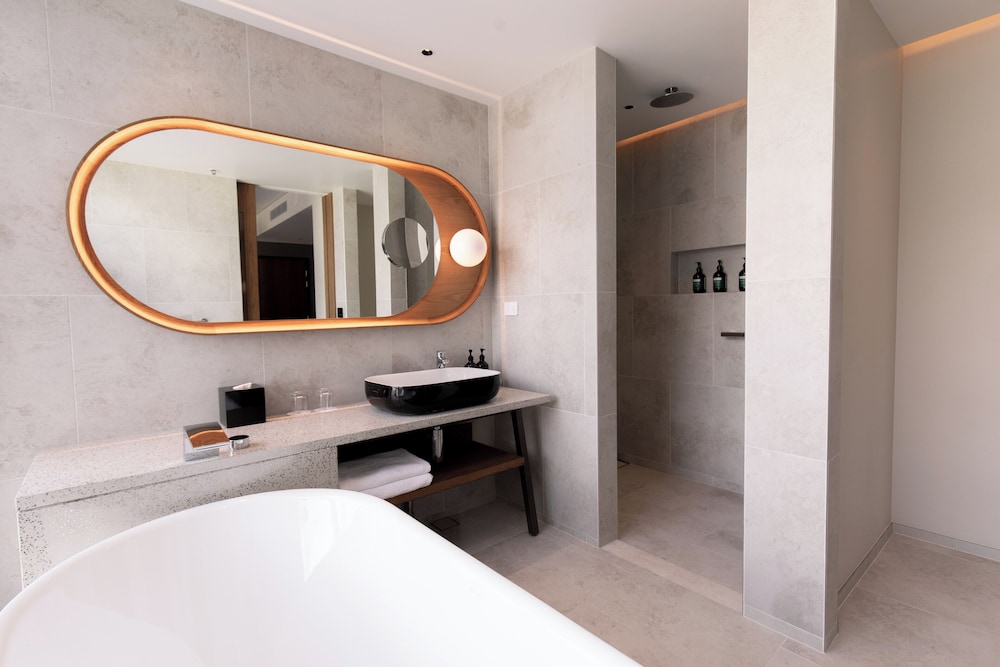 Junior Suite, 1 King Bed, Club Lounge Access, City View thumbnail 6