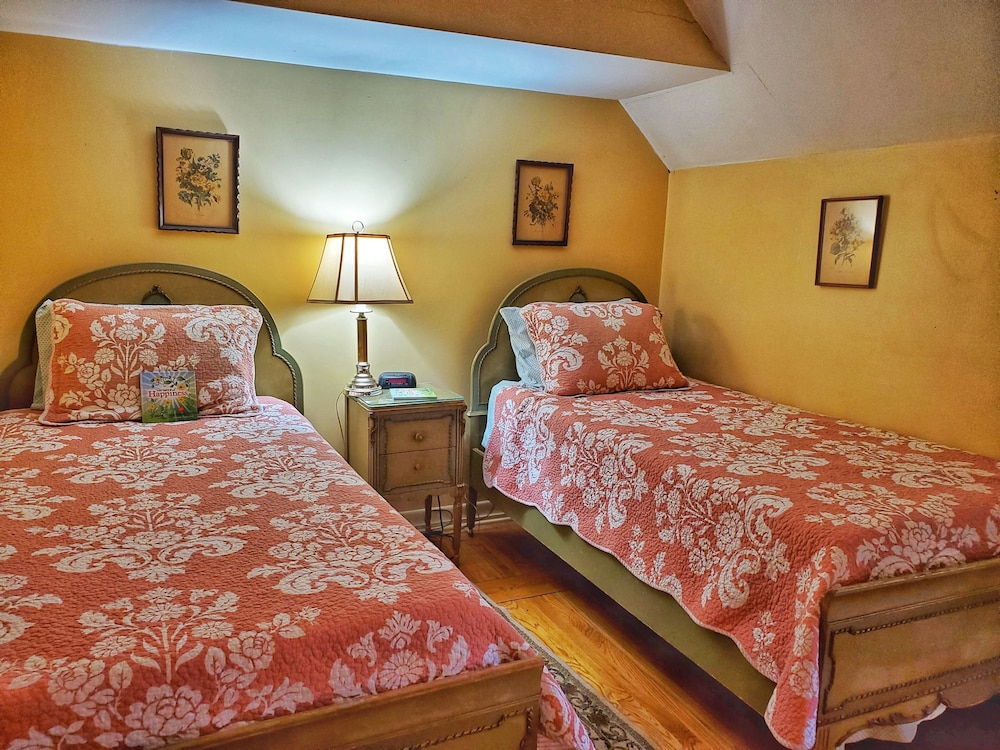 Standard Room, 2 Twin Beds, Non Smoking, Private Bathroom - Photo 1