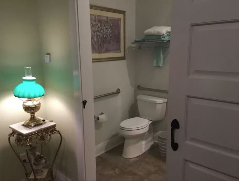 Suite, 1 Double Bed, Private Bathroom (Green Suite) photo 3