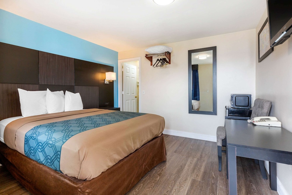1 Queen Bed, Nonsmoking - Photo 1