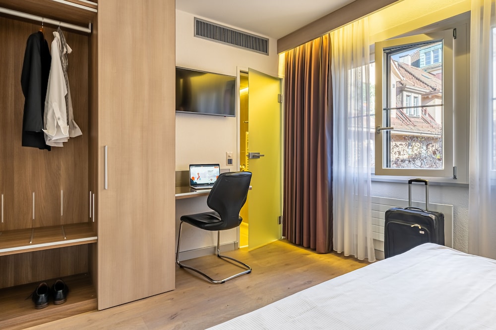 Small Double Queen Room - Photo 16