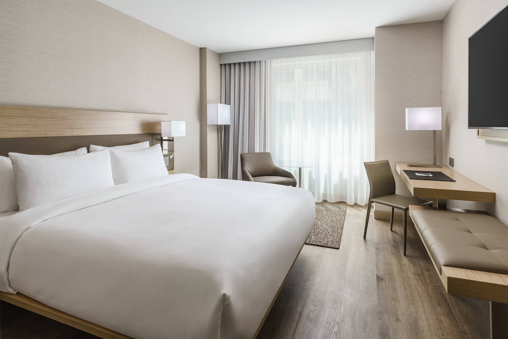Room, 1 King Bed (Mobility Accessible, Tub)
