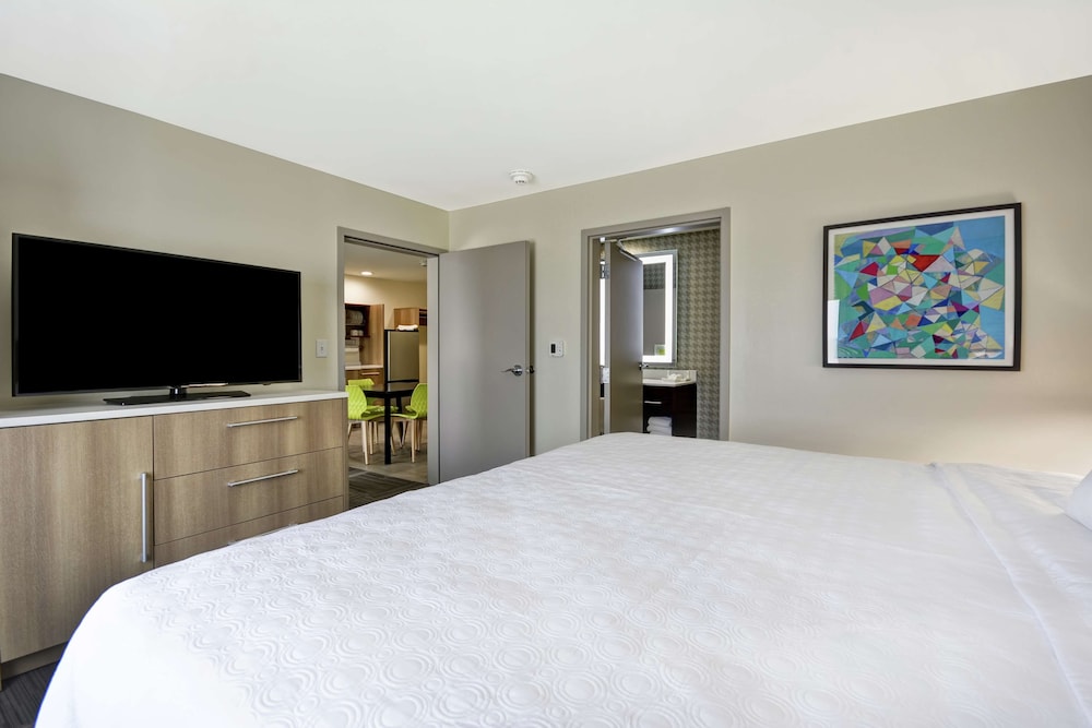 Suite, 1 King Bed, Accessible (Roll-In Shower) photo 2