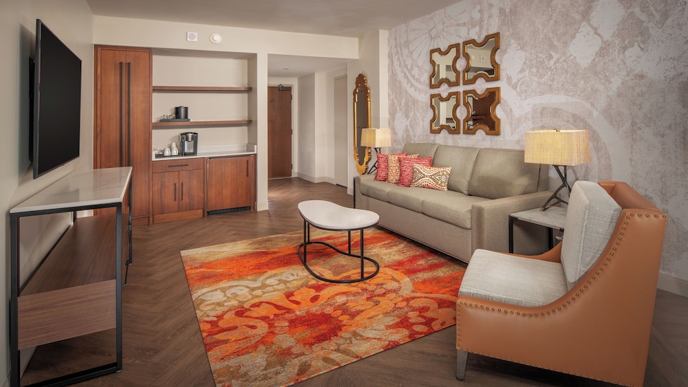 Tower - Deluxe Suite - Club Access - Photo 2