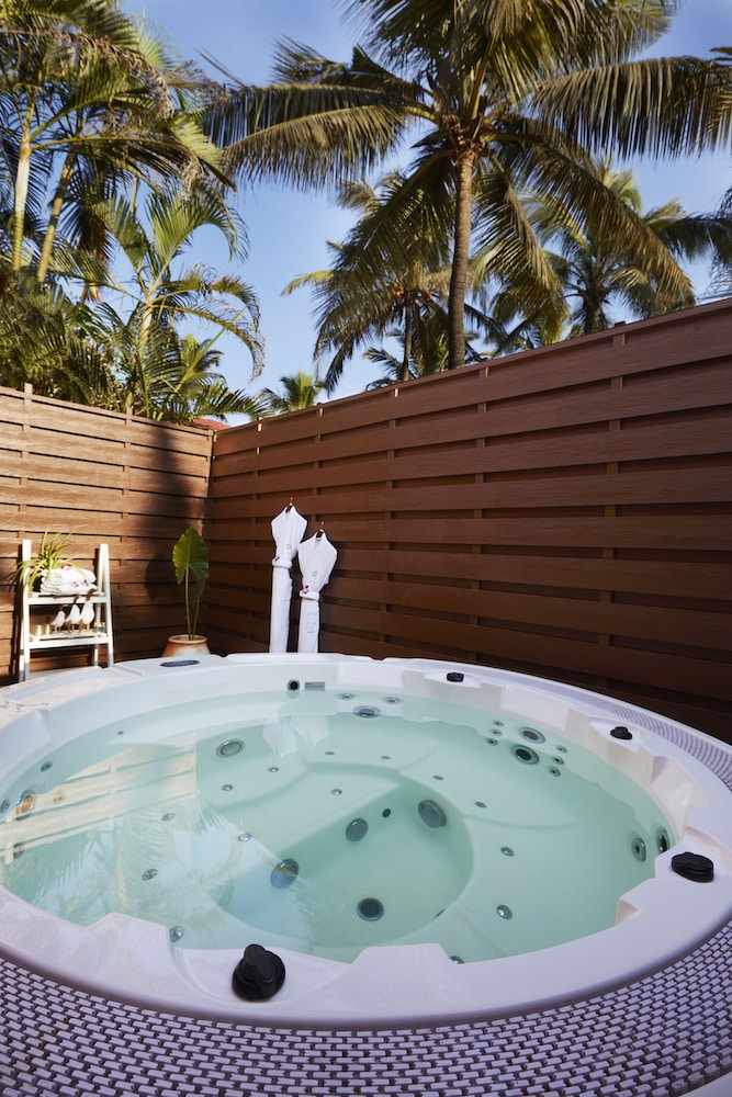 Premium Cottage, 1 King Bed, Hot Tub, Sea View - Photo 2