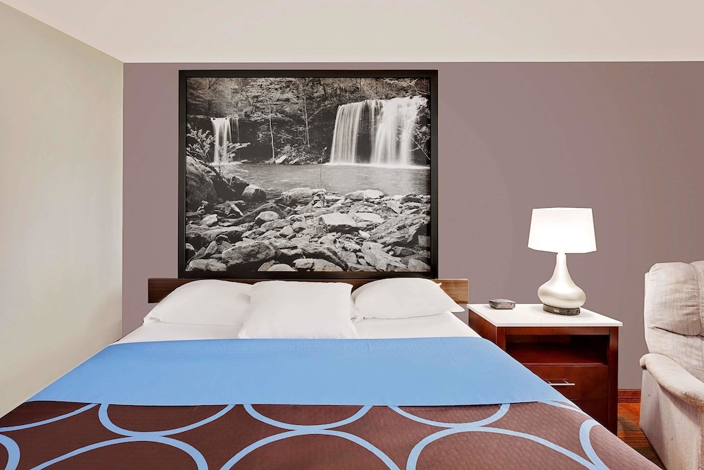 Upgraded, Standard Room, 1 King Bed, Refrigerator photo 2