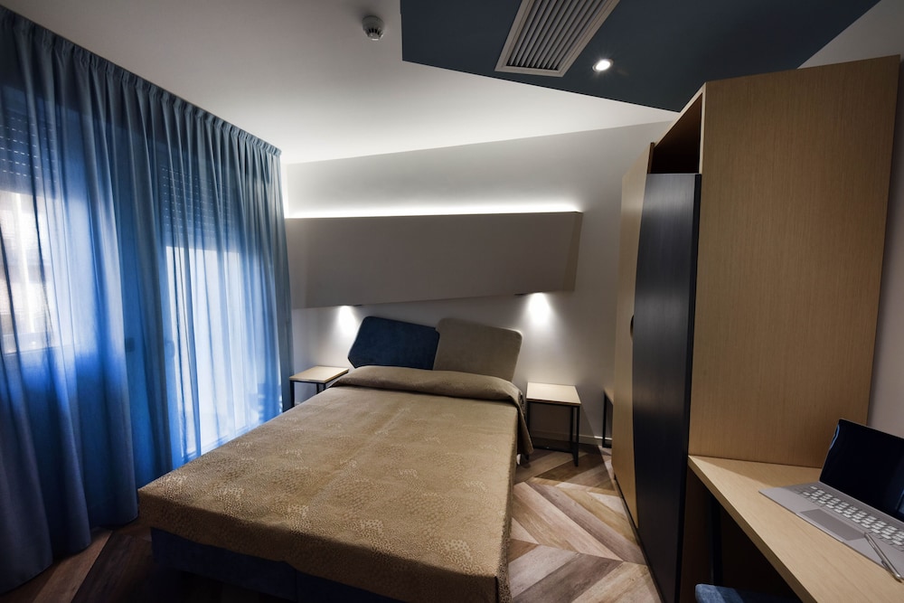 Standard Double or Twin Room - Photo 6
