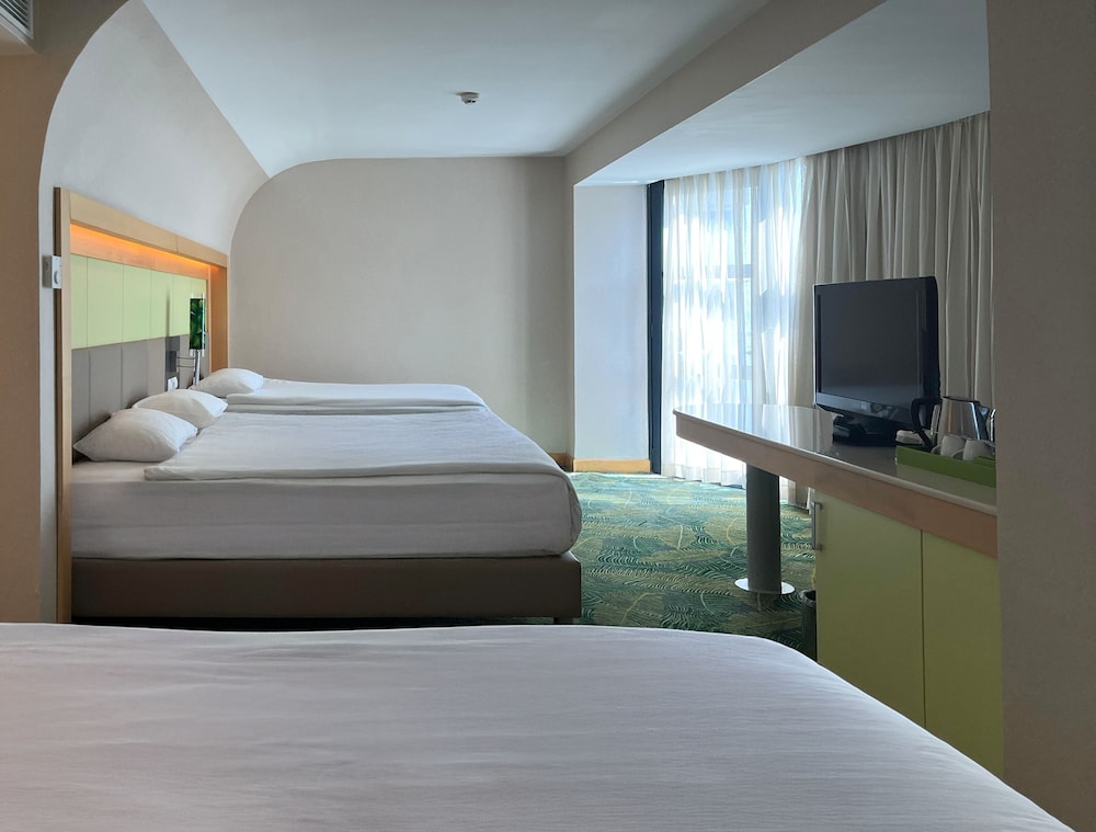 Standard Room, Multiple Beds, Garden View