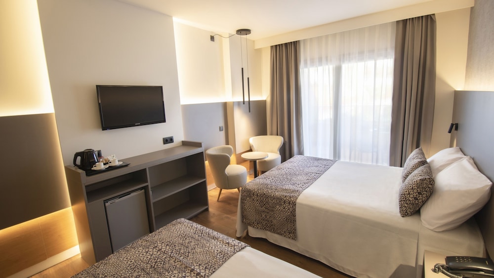 Quadruple Room (2 Adults and 2 children) photo 3