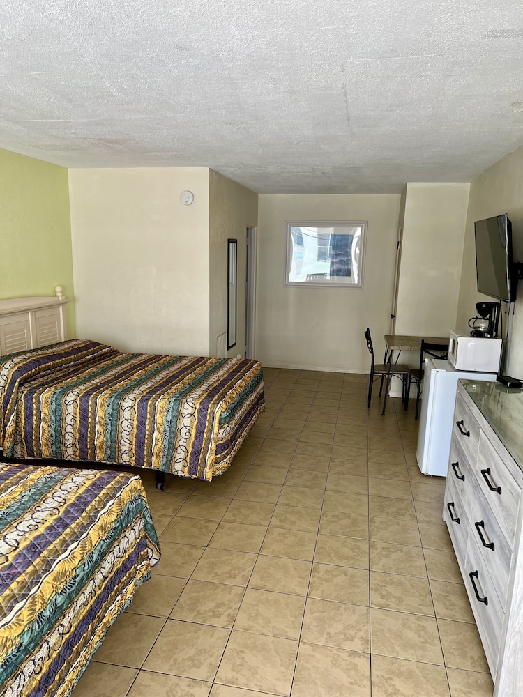Standard Room, 2 Queen Beds, Non Smoking, Private Bathroom (2 Queen Beds Ocean View) photo 3