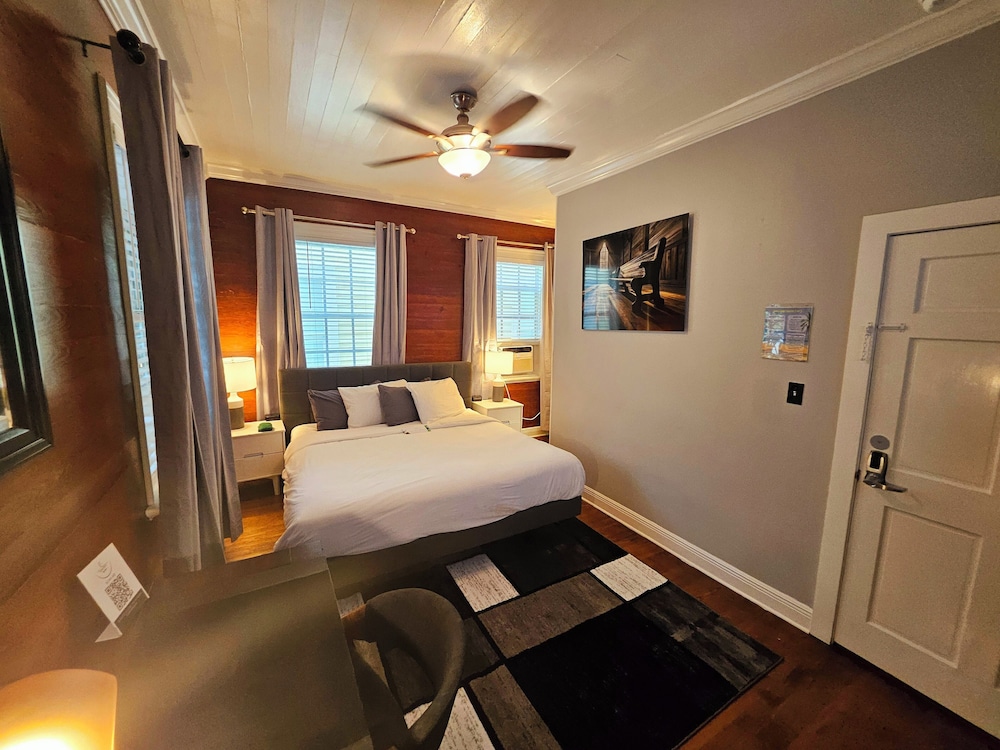 Room 27B - Economy - King Bed - Adult Only 21+