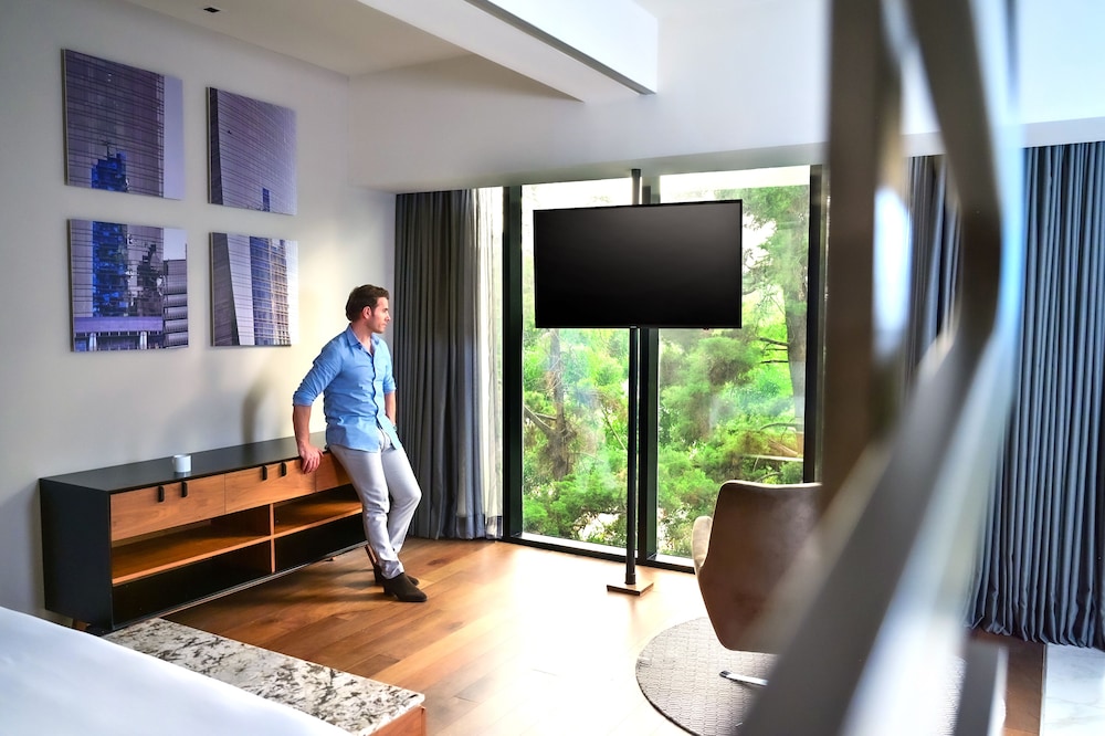Master Suite thumbnail 5