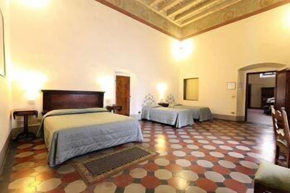 Triple Room, Shared Bathroom (with ensuite shower) photo 3