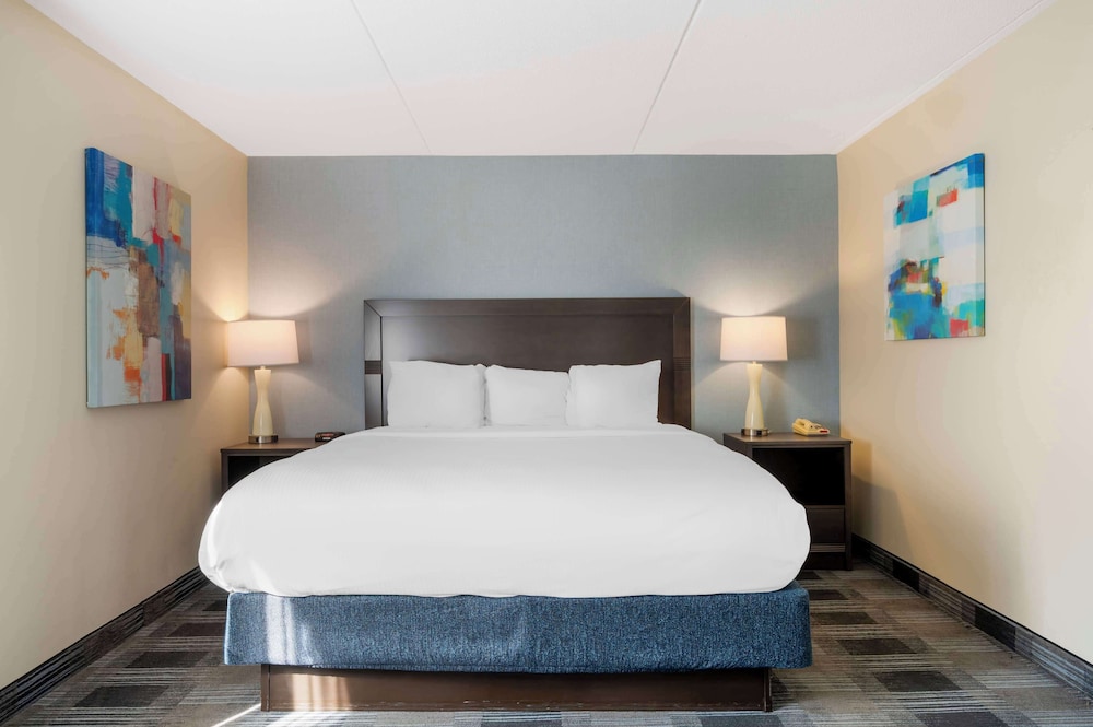 Suite, 1 King Bed, Non Smoking, Kitchenette (Separate Living Room) - Photo 1