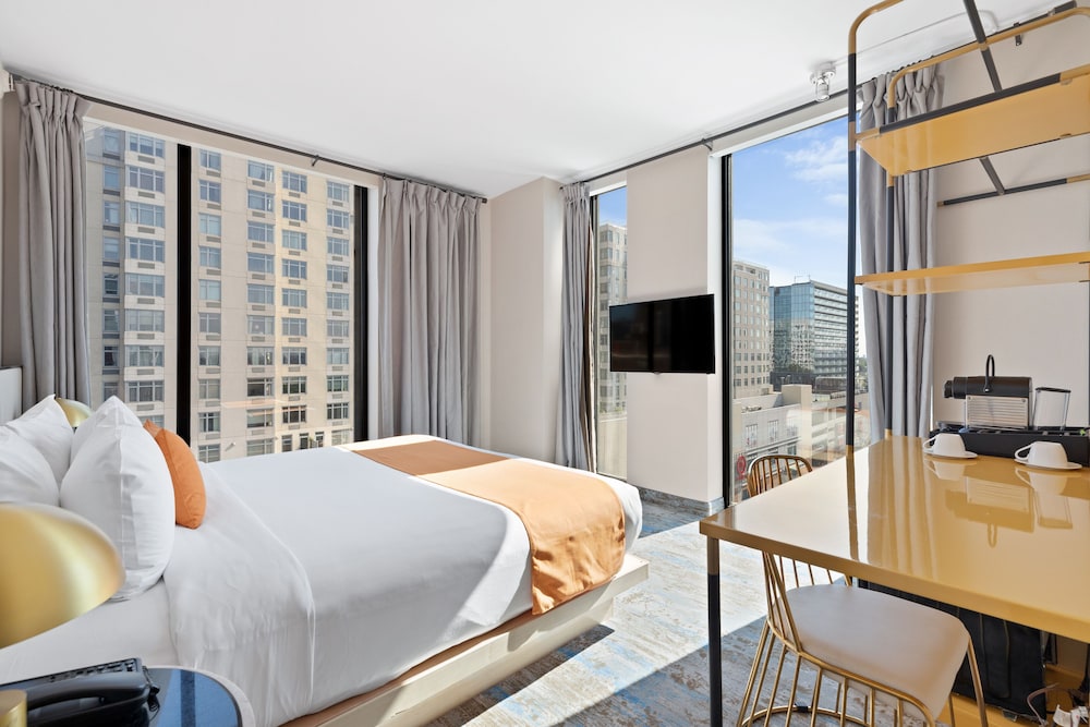 Deluxe King Room - Skyline View photo 2